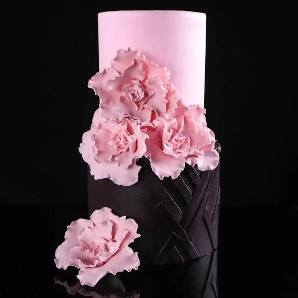 Pastel negro con flores